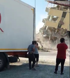 Hatay'da ağır hasarlı bina yıkım sırasında yola devrildi