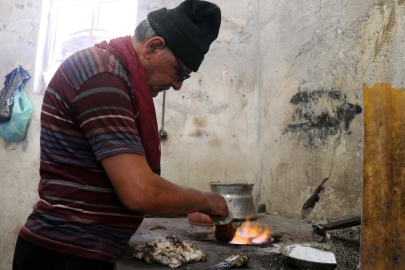 65 yıllık kalaycı, 10 metrekarelik dükkanında eskiyen bakırları yeniliyor