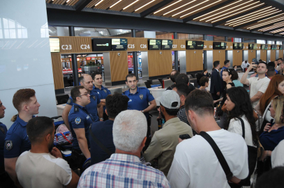İstanbul - İstanbul Havalimanı'nda iki gündür bekletilen yolculardan firmaya tepki