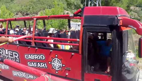 ANTALYA Şoför turistlerin su savaşına katılmak için yerinden kalkınca, hareket eden otobüs otomobile çarptı (VİDEO EKLENDİ)