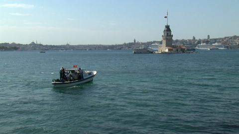 İstanbul-Üsküdar'da deniz dibi temizliğinde cep telefonu ve tarihi eser çıkarıldı