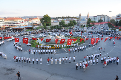 Sivas'ta 1058 kişi aynı anda 'halay' çekti