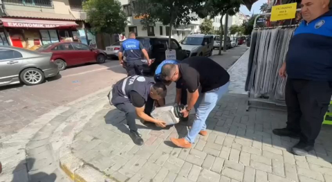 İstanbul- Avcılar'da kaldırımları işgal eden yüzlerce duba, lastik, palet, flama toplandı