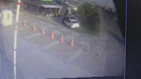 İstanbul - Arnavutköy'de otomobil yol kenarındaki restorana daldı
