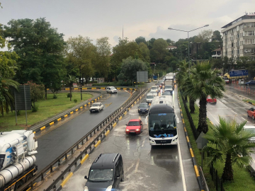 Trabzon'da sağanakta sahil yolu göle döndü