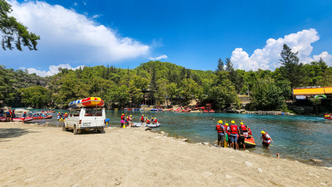 Yılda 1,5 milyon yabancı turistin yaptığı raftinge yerliler ilgisiz / Ek fotoğraf