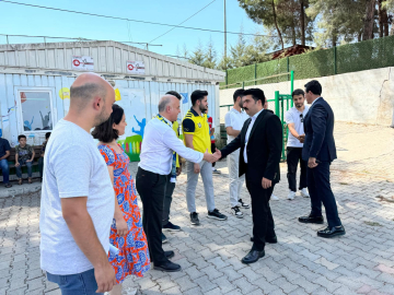 Fenerbahçeli taraftarlar Hatay’da kırtasiye yardımı dağıttı