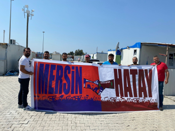 Taraftarlar, Hatay’da öğrencilere kırtasiye yardımı dağıttı