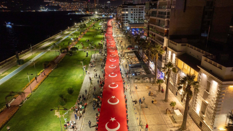 İzmir'de 350 metrelik Atatürk Posteri ile 'Zafer Yürüyüşü' / Ek Fotoğraflar