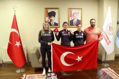 Paralimpik Oyunları'nda mücadele eden özel sporcular, Samsun'a döndü