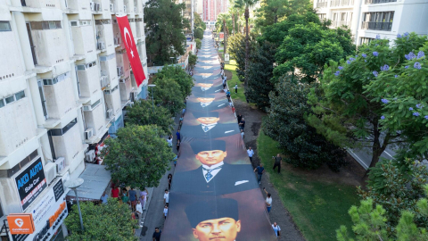İzmir'de 350 metrelik Atatürk posteri ile 'Zafer Yürüyüşü' / Ek fotoğraflar