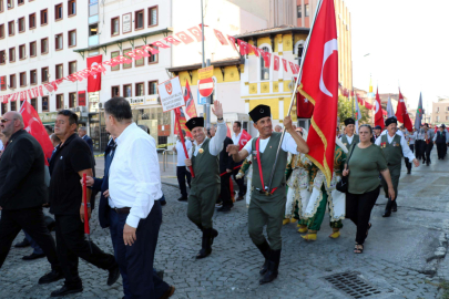 İzmir'de 350 metrelik dev Atatürk Posteri ile 'Zafer Yürüyüşü' / Ek fotoğraflar
