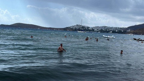 Bodrum'da turistler yağmura rağmen denize girdi