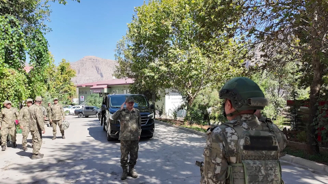 Kara Kuvvetleri Komutanı Bayraktaroğlu, hudut hattı ve sınır ötesinde incelemelerde bulundu