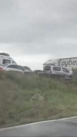 İstanbul - Büyükçekmece D-100'de sağanak yağış sonrası TIR dorsesi ters döndü