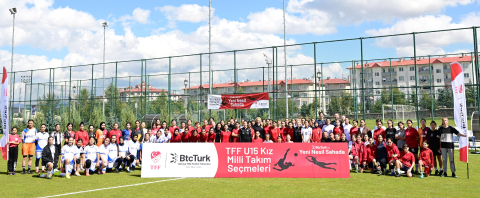 Ailesinden izin alan kızlar, milli futbol takımı seçmelerine koştu