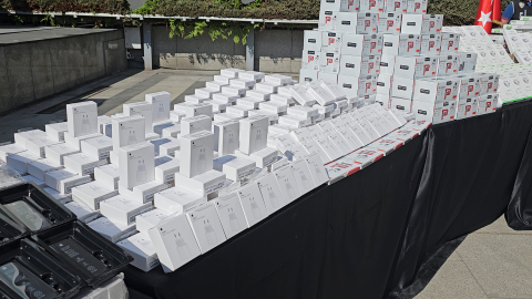 İstanbul- Zeytinburnu'nda 150 milyonluk kaçak telefon aksesuarı emniyette sergilendi