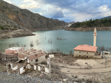 Yusufeli Barajı’nda sular çekildi, köyler gün yüzüne çıktı