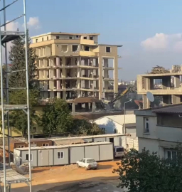 Gaziantep'te 6 katlı bina, yıkım sırasında çöktü