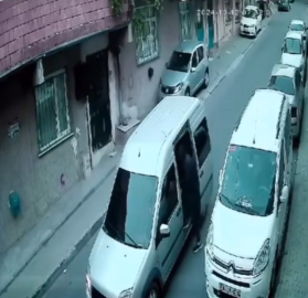 İstanbul- Esenyurt'ta hafif ticari araçtan aksesuar hırsızlığı