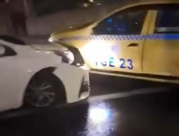 İstanbul - Avcılar’da otomobil taksiye çarptı