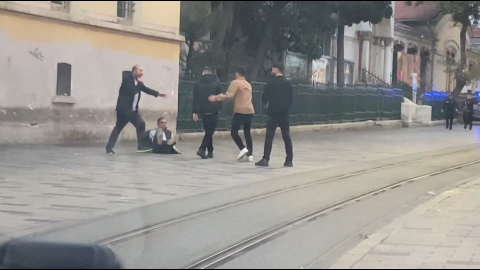 İstanbul - İstiklal Caddesi’ndeki kavgaya polisten anlık müdahale