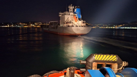 İstanbul- İstanbul Boğazı’nda sürüklenerek sahile çarpan çimento gemisi çekildi