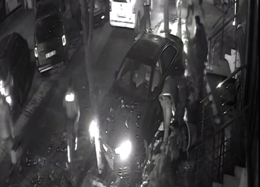 İSTANBUL- Avcılar'da polisten kaçan şüphelinin ağaca çarparak yakalandığı anlar kamerada