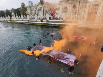 İstanbul- Dolmabahçe'de Ata'ya saygı dalışı