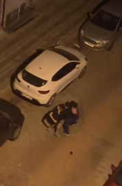 İstanbul- Sultangazi'de sokakta kavga; 'bizi ayırın' diye yardım istediler