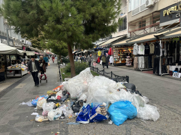 Buca'da grevin ikinci gününde sokaklarda çöp yığınları oluştu