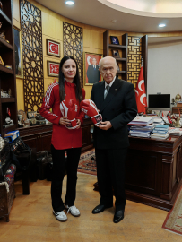 Bahçeli, milli kick boksçu Aybüke Kılınç'ı ağırladı