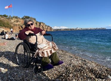 45 yıldır yatağa bağımlı yaşayan Feride'nin deniz hayali gerçek oldu