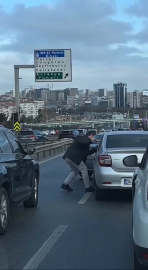 İstanbul - Bakırköy'de sürücülerin tekmeli yumruklu yol kavgası