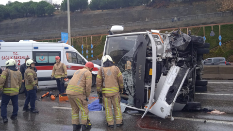 İstanbul - Maltepe'de servis minibüsü devrildi: 1 ölü -1