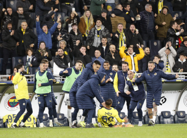 Fenerbahçe, lider ile puan farkını 3’e indirdi