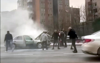 İstanbul- Avcılar'da otomobilin motorunda çıkan yangını trafikteki sürücüler söndürdü