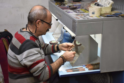 Bakırı takıya dönüştürerek geleneksel mesleğine değer katıyor