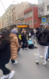 İstanbul - Gaziosmanpaşa'da İETT otobüsünün çarptığı kadın hayatını kaybetti: Kaza kamerada