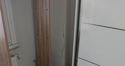 İstanbul - Kartal’da duvarlarında çatlaklar oluşan 7 katlı bina boşaltıldı
