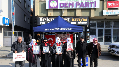 Muşlu aileler, DEM Parti önündeki "evlat nöbeti"ni sürdürdü