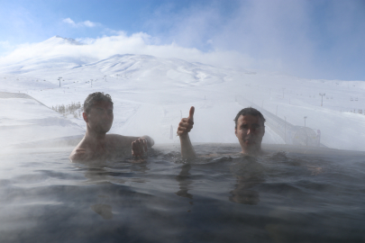 Erciyes Kayak Merkezi’nde eksi 10 derecede sıcak havuza giriyorlar
