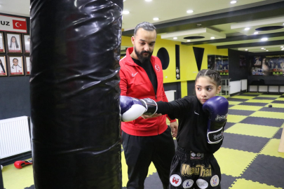 Babasının zoruyla başladığı muaythaide şampiyon oldu