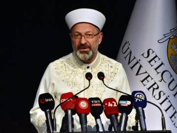 Diyanet İşleri Başkanı Erbaş: Aşırı uçlara giden arkadaşlarınızı uyarın