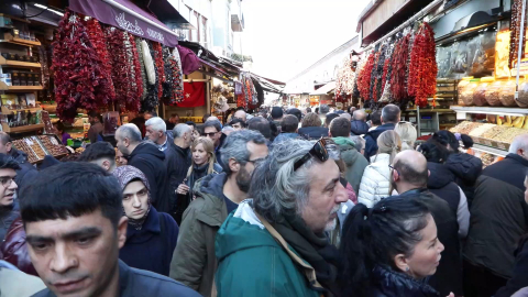 İstanbul- Eminönü'nde iftar alışverişi yoğunluğu