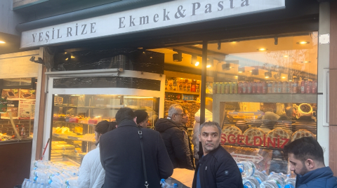 İstanbul- Beyoğlu'nda ilk iftar öncesi pide kuyruğu