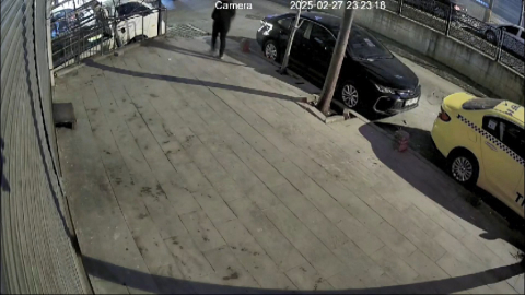 İstanbul- Esenyurt'ta yayaya yol veren motokuryeye otomobil çarptı