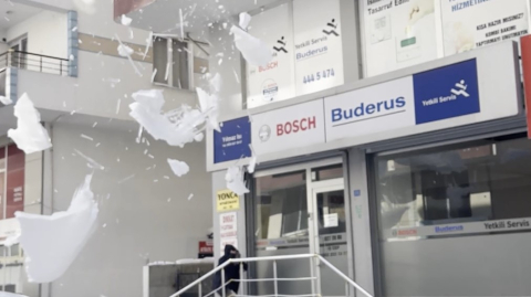 Çatıdan düşen kar kütlesinin altında kalmaktan son anda kurtuldu