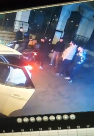 İstanbul- Pendik'te yolda duran kişiye hafif şekilde çarpan motokuryenin darbedildiği anlar kamerada