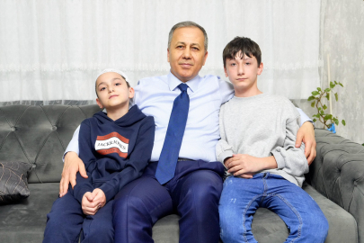 Bakan Yerlikaya, 14 ay önce sokak köpeklerinin saldırısına uğrayan Tunahan ve ailesiyle iftarda bir araya geldi